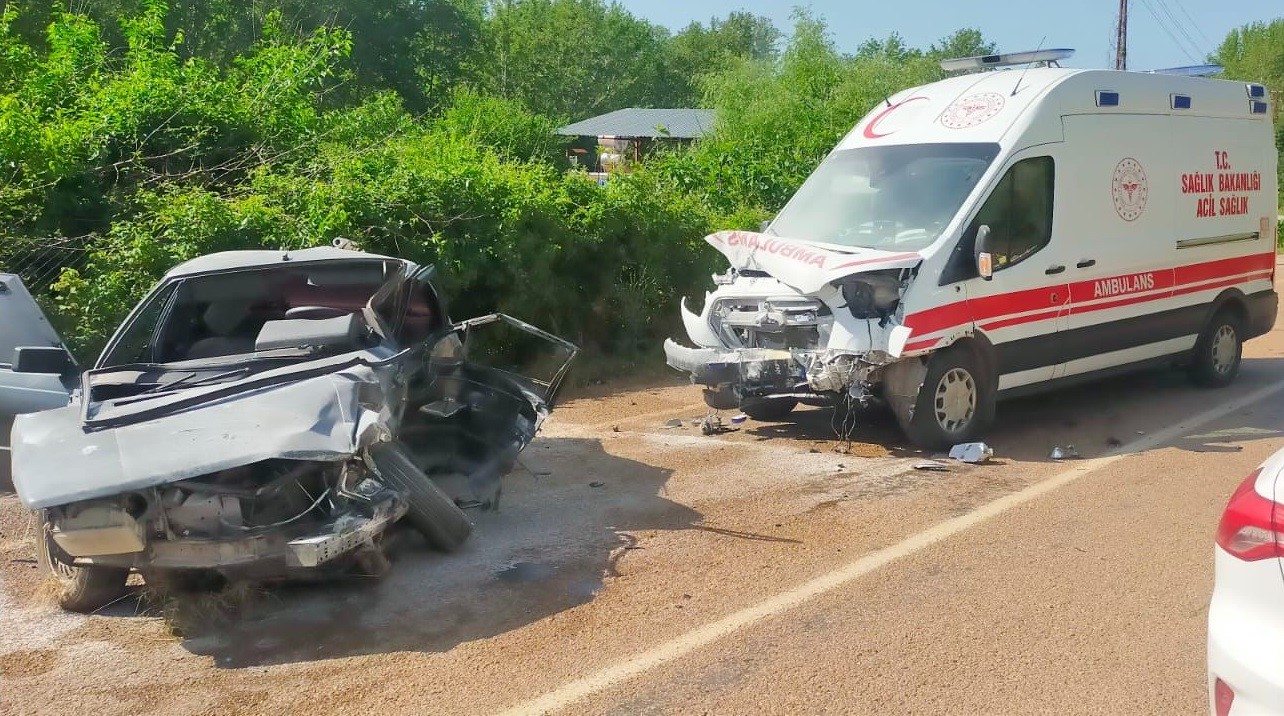 Adana’da ambulans ile otomobil çarpıştı: 1 ölü, 4 yaralı 