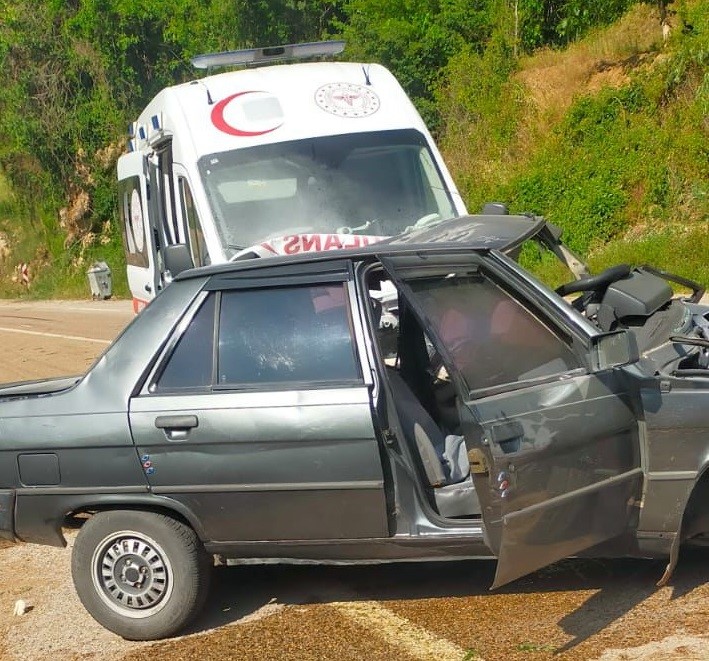 Adana’da ambulans ile otomobil çarpıştı: 1 ölü, 4 yaralı 