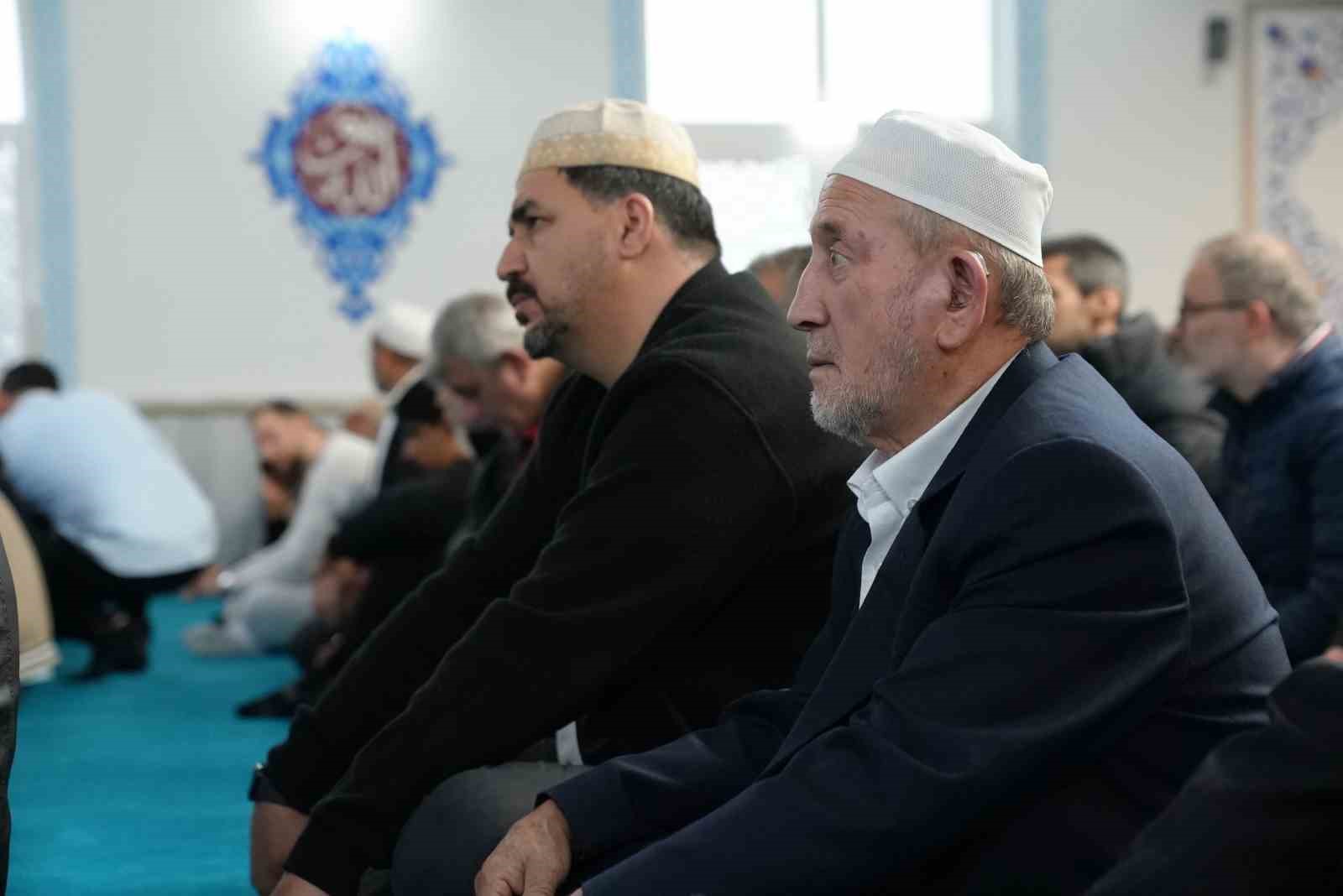 Köln’de yüzlerce Müslüman Kurban Bayramı namazını eda etti 