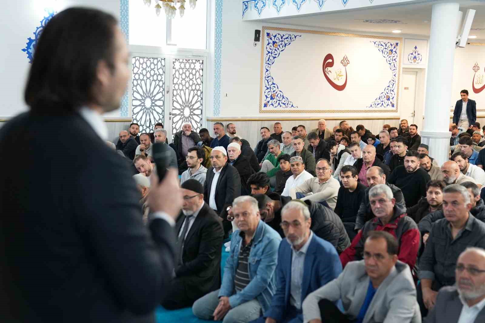 Köln’de yüzlerce Müslüman Kurban Bayramı namazını eda etti 