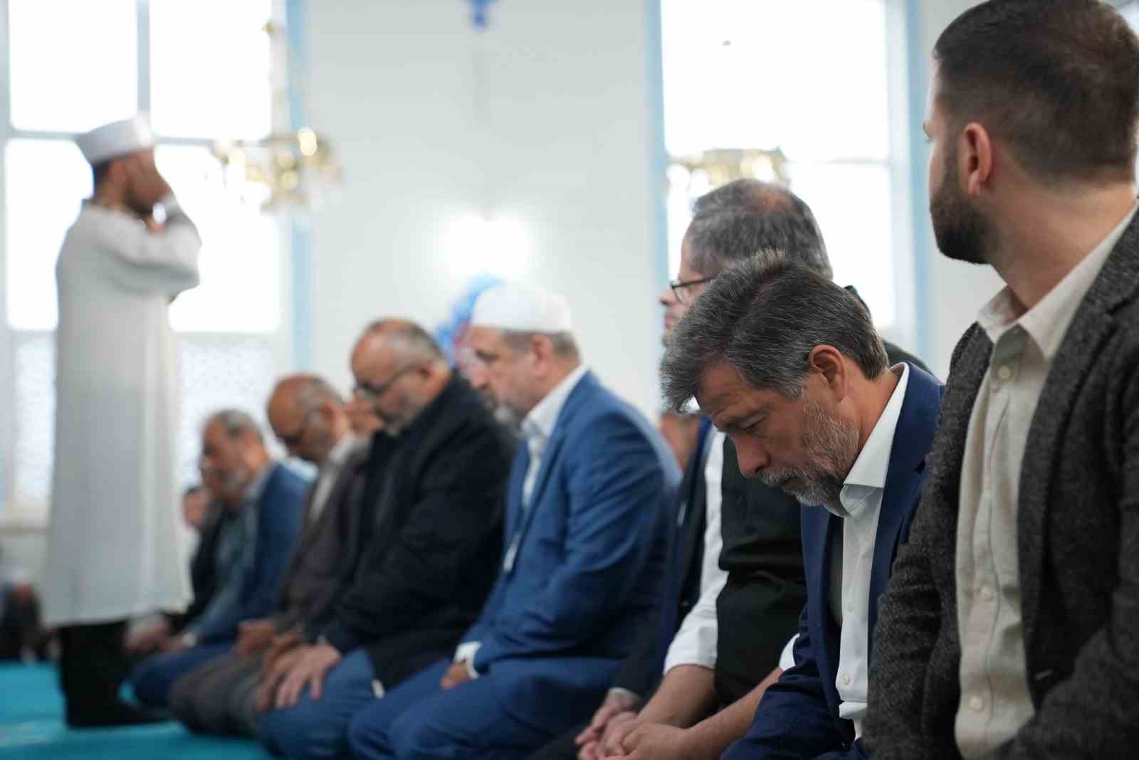 Köln’de yüzlerce Müslüman Kurban Bayramı namazını eda etti 