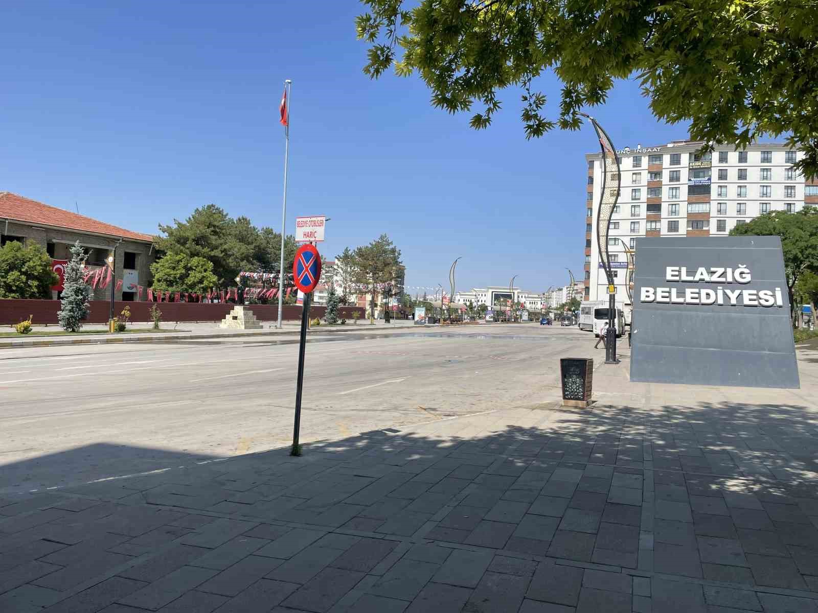Elazığ’da cadde ve sokaklar boş kaldı 