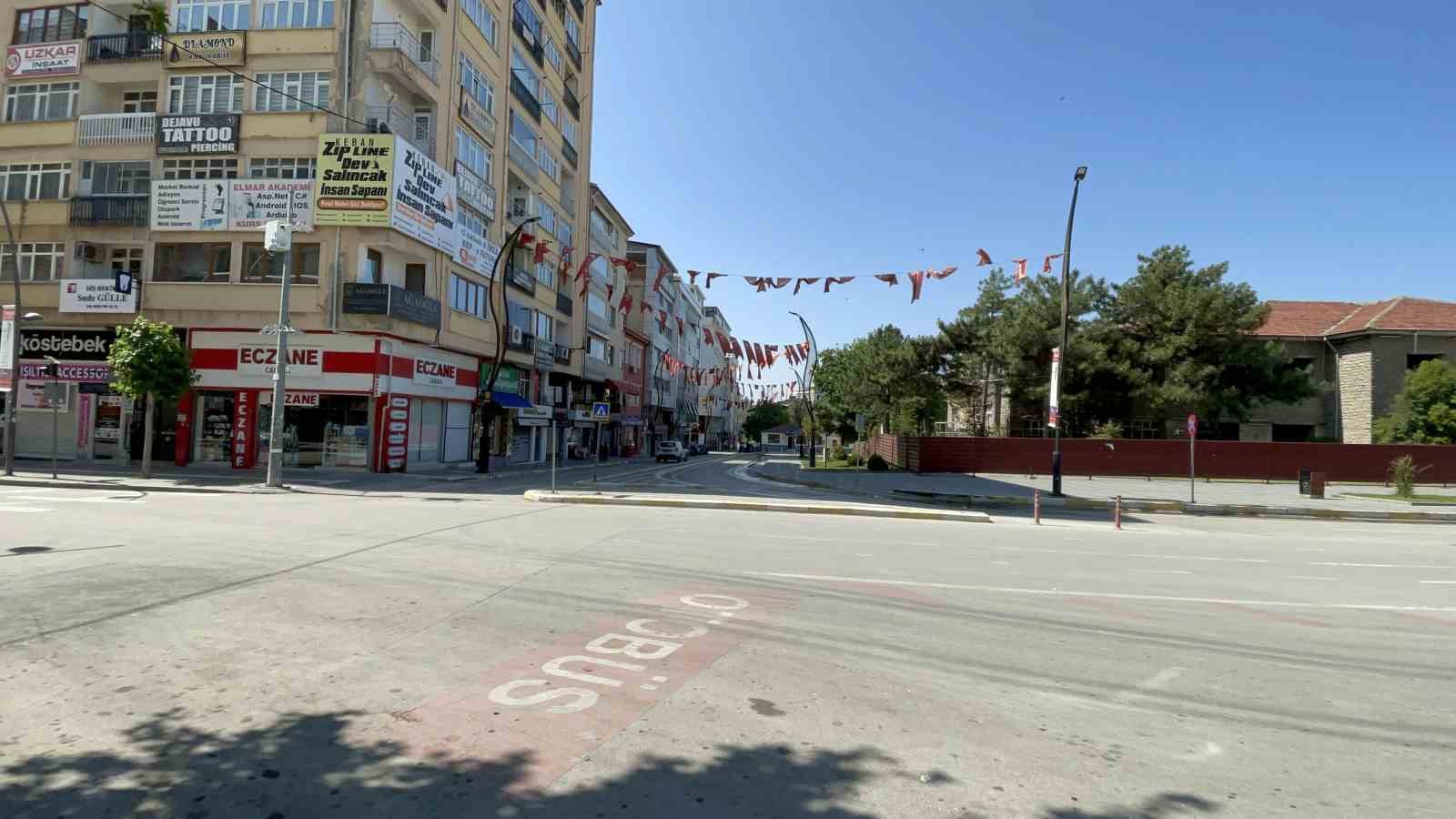 Elazığ’da cadde ve sokaklar boş kaldı 