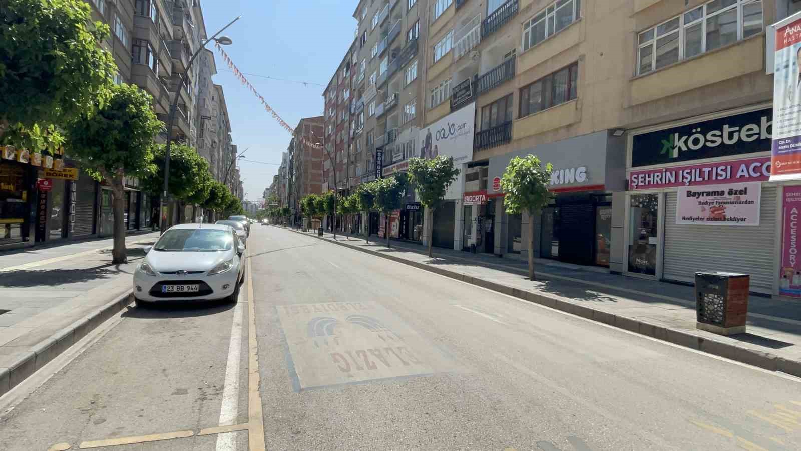 Elazığ’da cadde ve sokaklar boş kaldı 