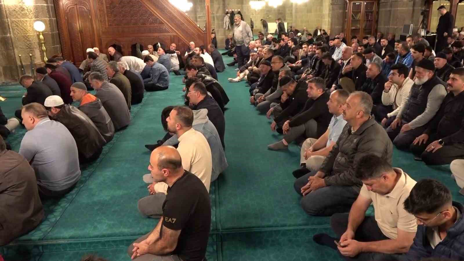 Erzurum’da protokol vatandaşlarla bayramlaştı 