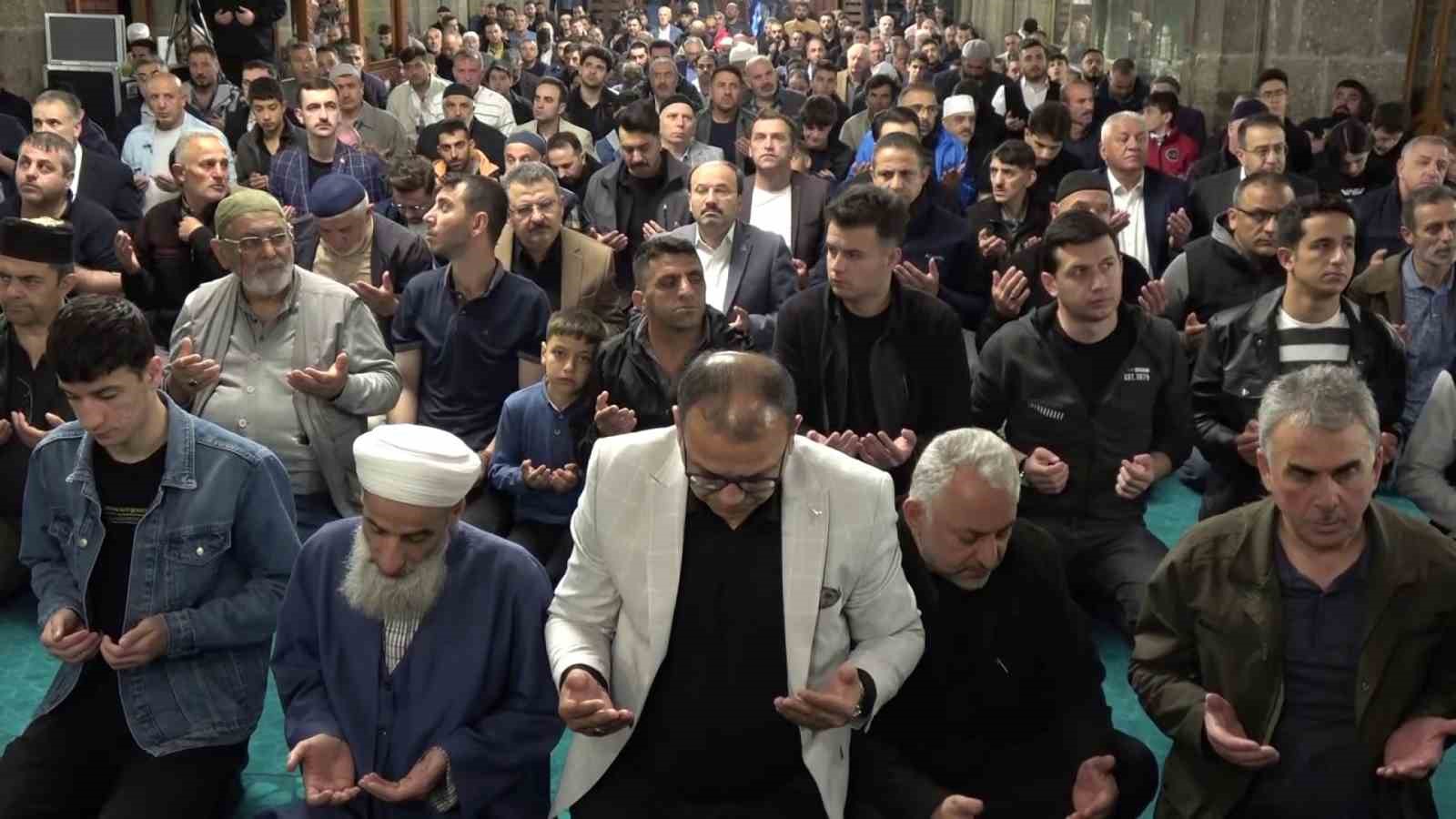 Erzurum’da protokol vatandaşlarla bayramlaştı 