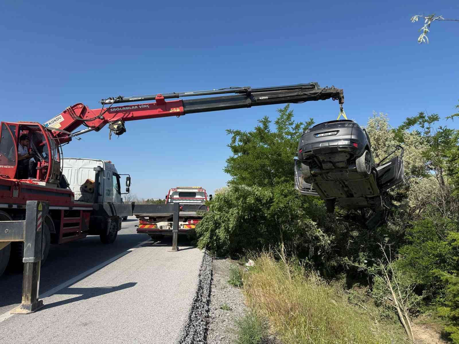 Kontrolden çıkarak ağaçlık alana giren otomobilde 3 kişi yaralandı 
