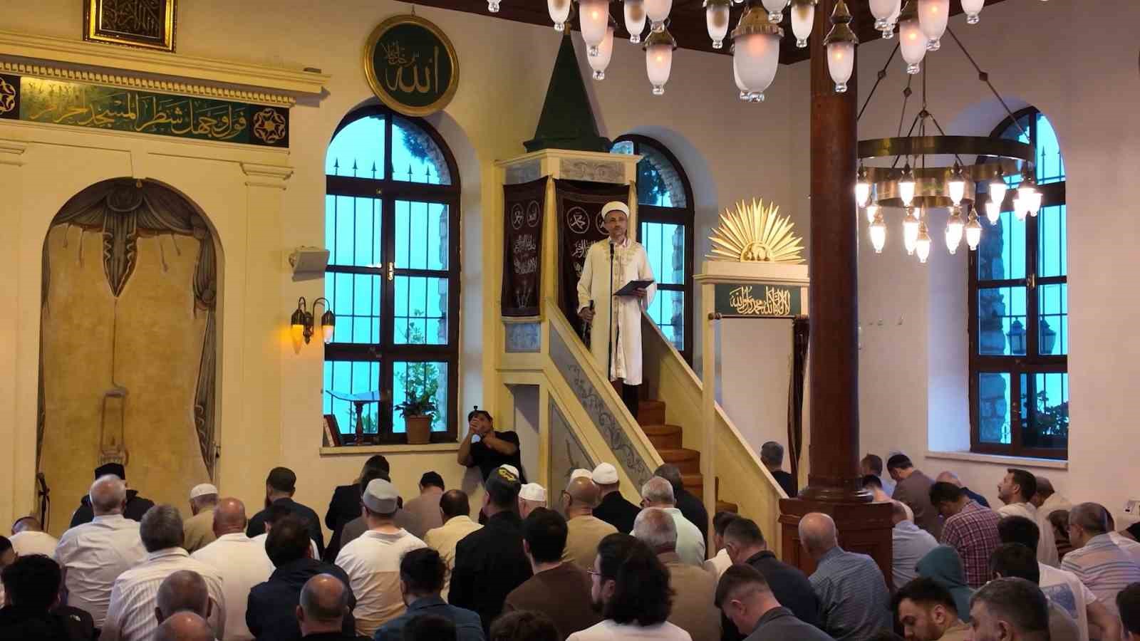 Bayram namazını 693 yıllık ecdat yadigarı camide kılan Büyükakın: 