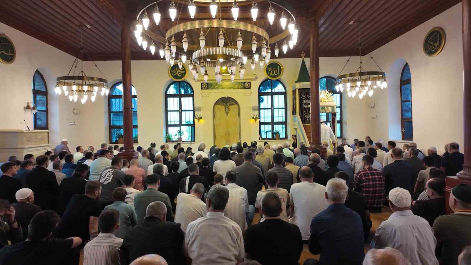 Bayram namazını 693 yıllık ecdat yadigarı camide kılan Büyükakın: 