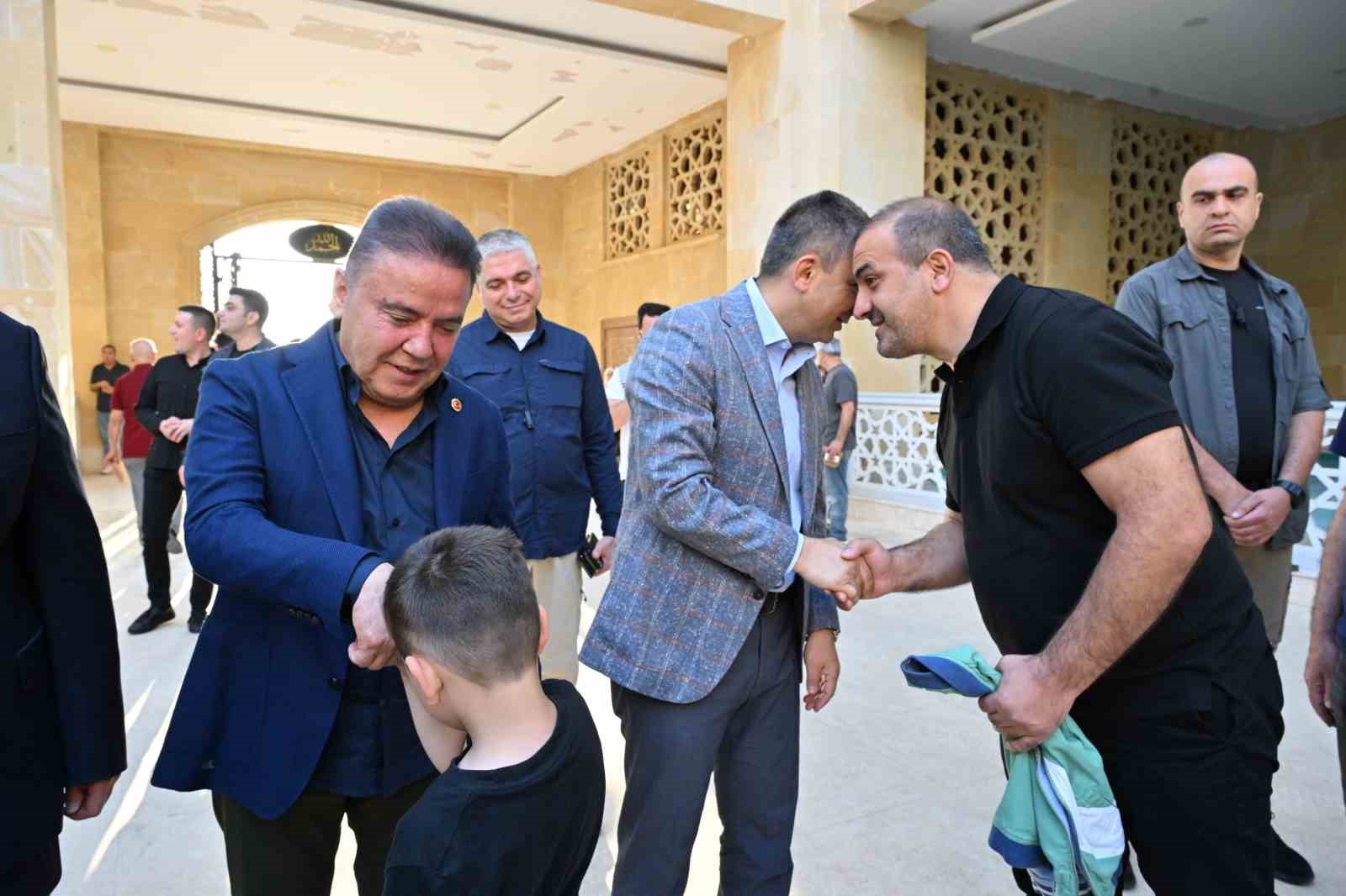 Başkan Muhittin Böcek protokol ve vatandaşlarla bayramlaştı 
