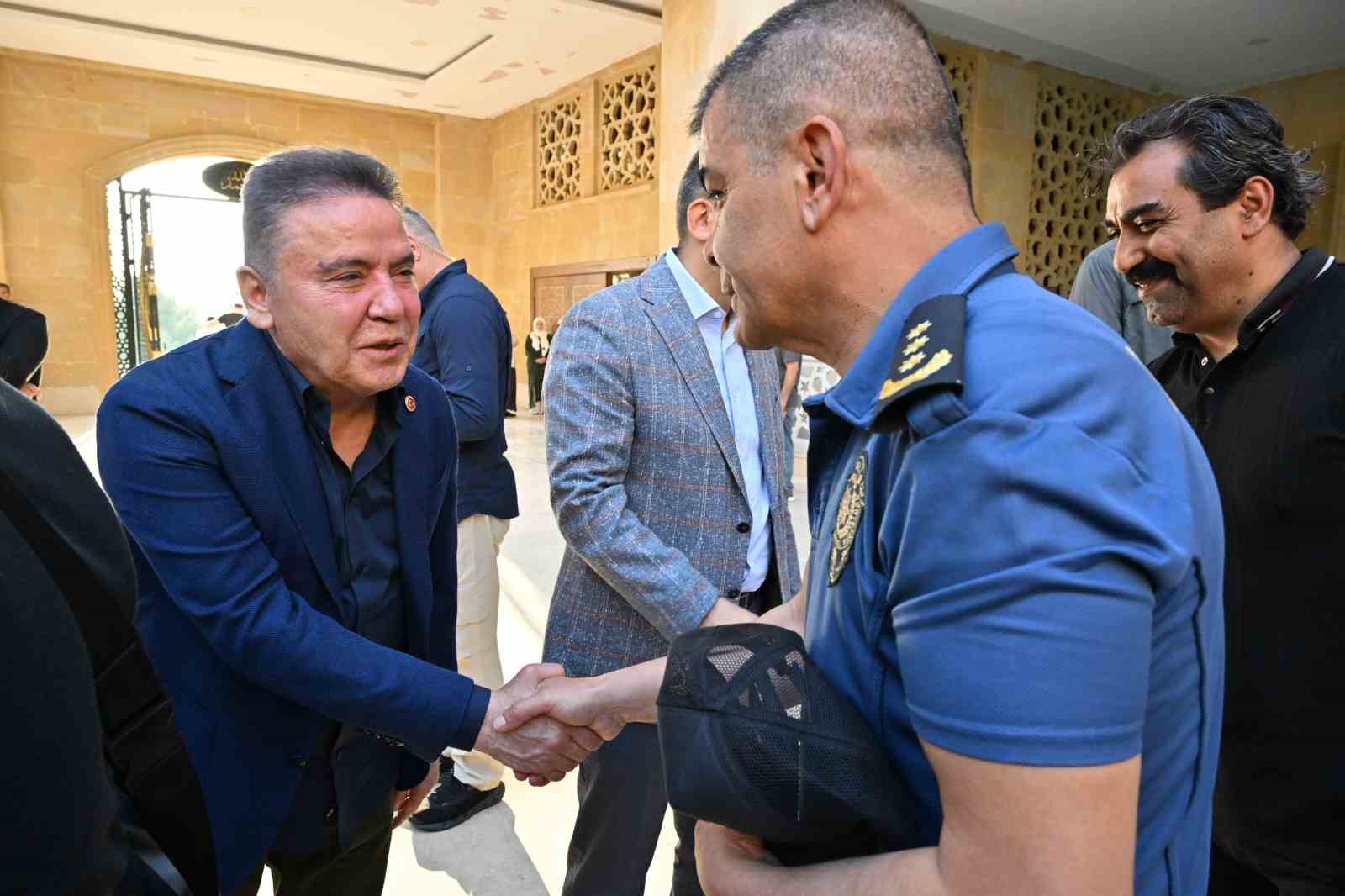 Başkan Muhittin Böcek protokol ve vatandaşlarla bayramlaştı 