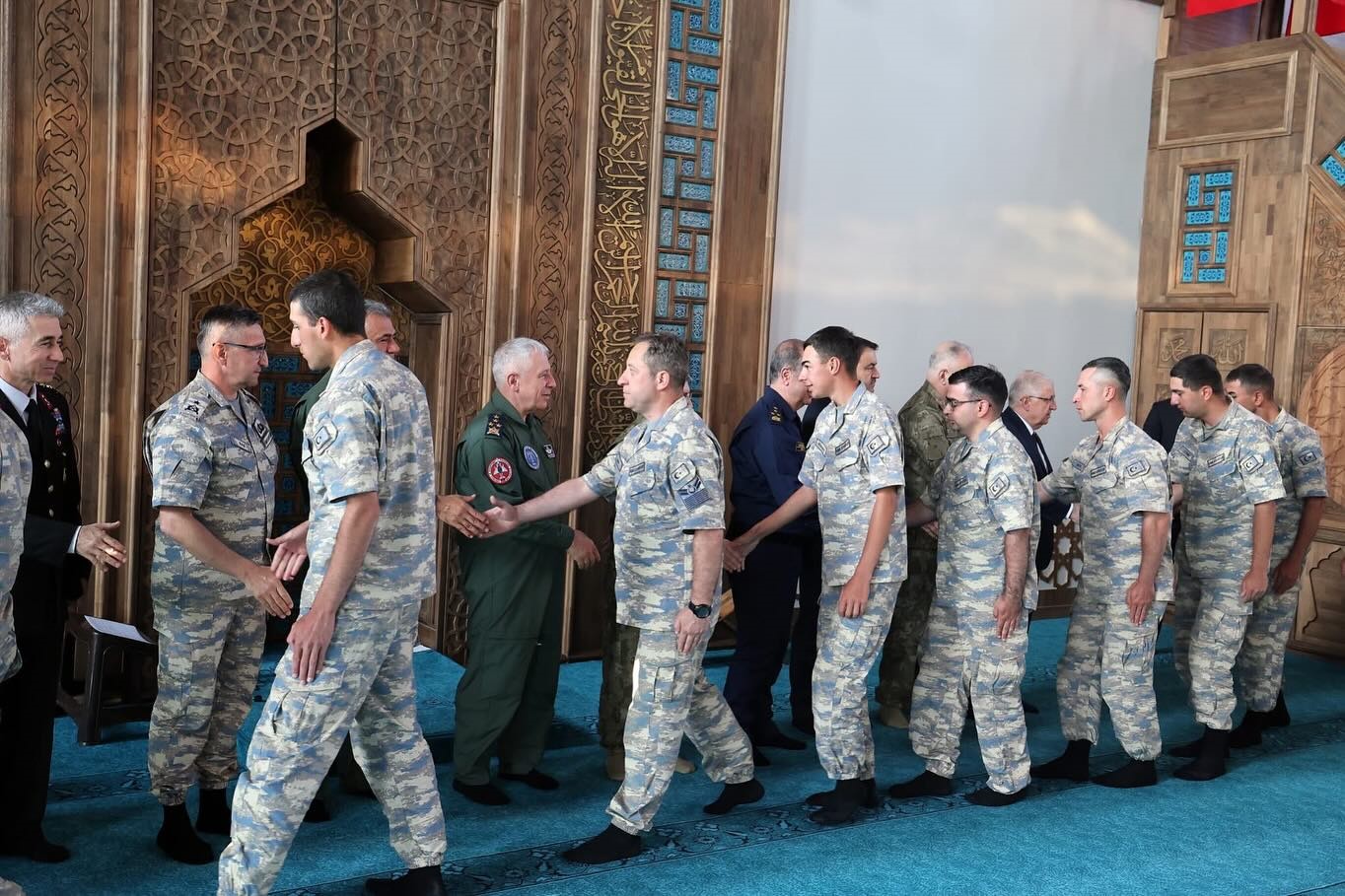 Bakan Güler, Kurban Bayramı’nda Mehmetçikle bir araya geldi 