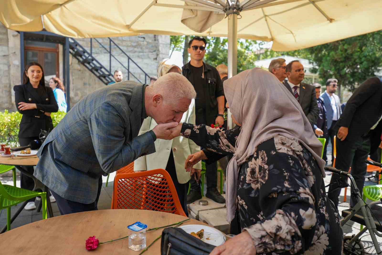 İstanbul Valisi Gül’den bayramın ilk günü anlamlı ziyaret 