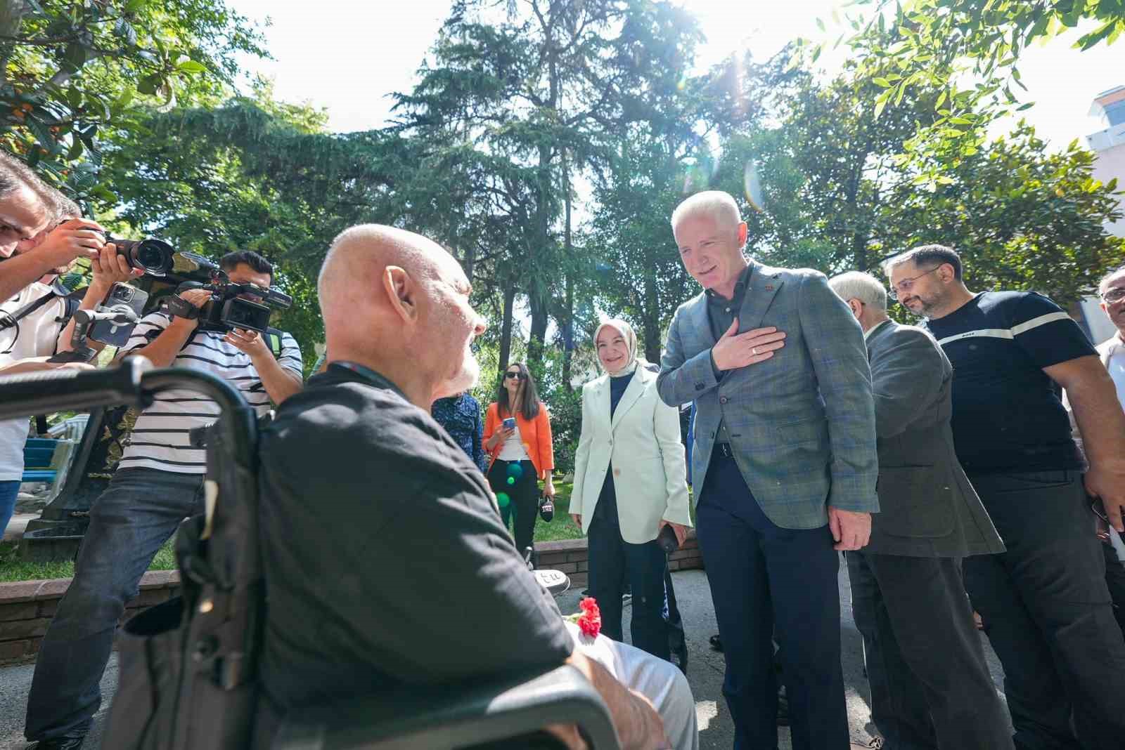 İstanbul Valisi Gül’den bayramın ilk günü anlamlı ziyaret 