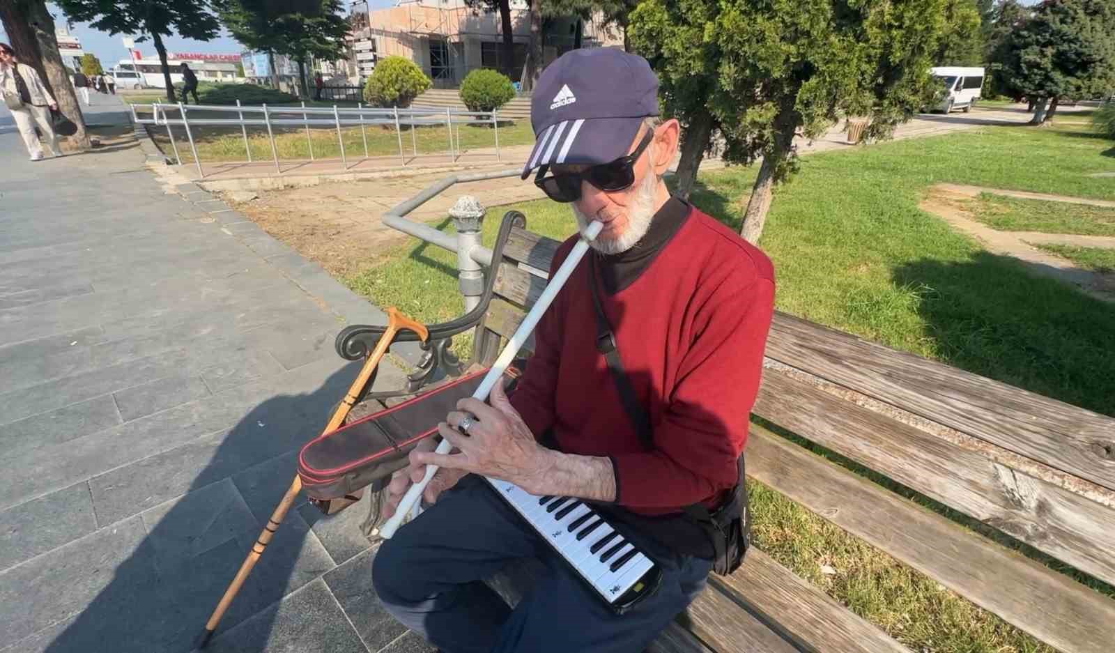 Kesik parmaklarına rağmen neyi bırakmadı: 70 yaşındaki vatandaşın müzik tutkusu hayran bırakıyor 