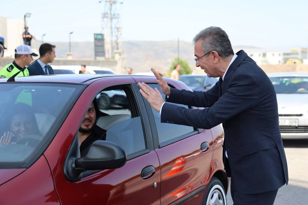 Kırıkkale il protokolü, görevi başında bulunan personelin bayramını kutladı 