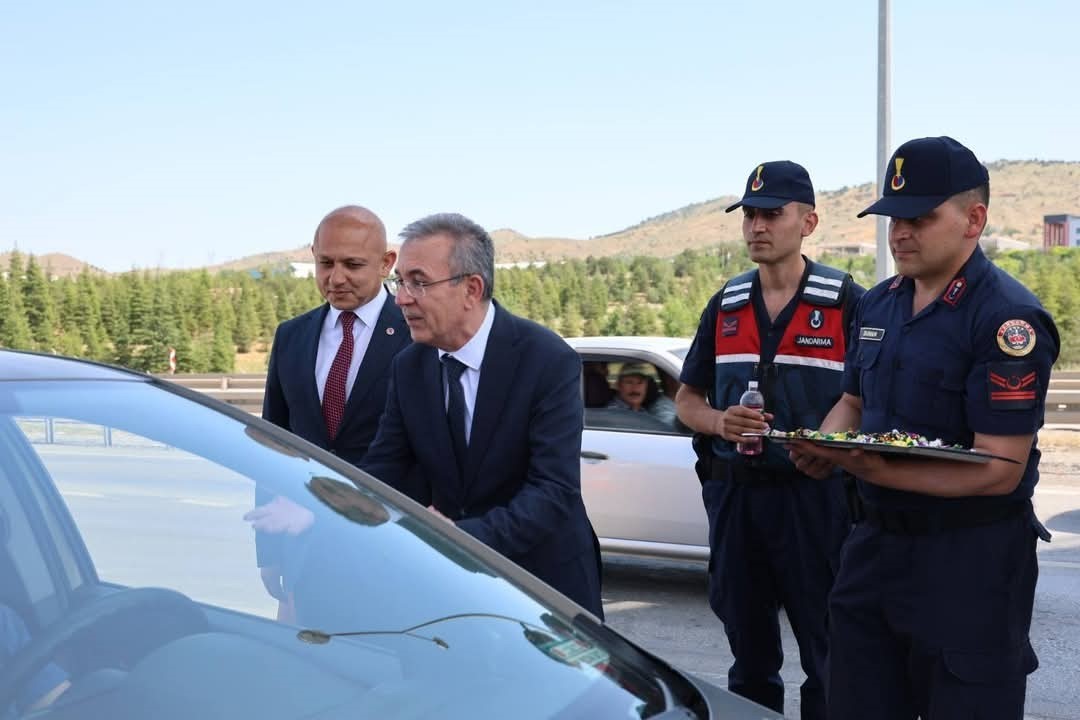 Kırıkkale il protokolü, görevi başında bulunan personelin bayramını kutladı 