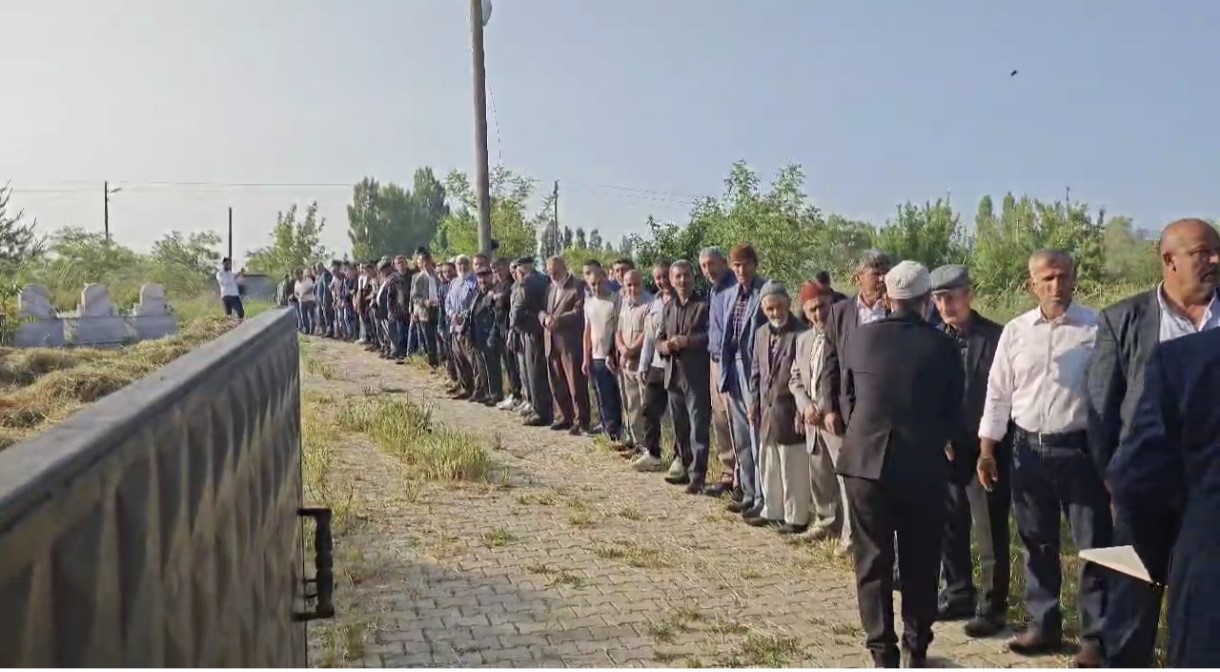 Muş’ta bayramlaşmada uzun kuyruklar oluştu 