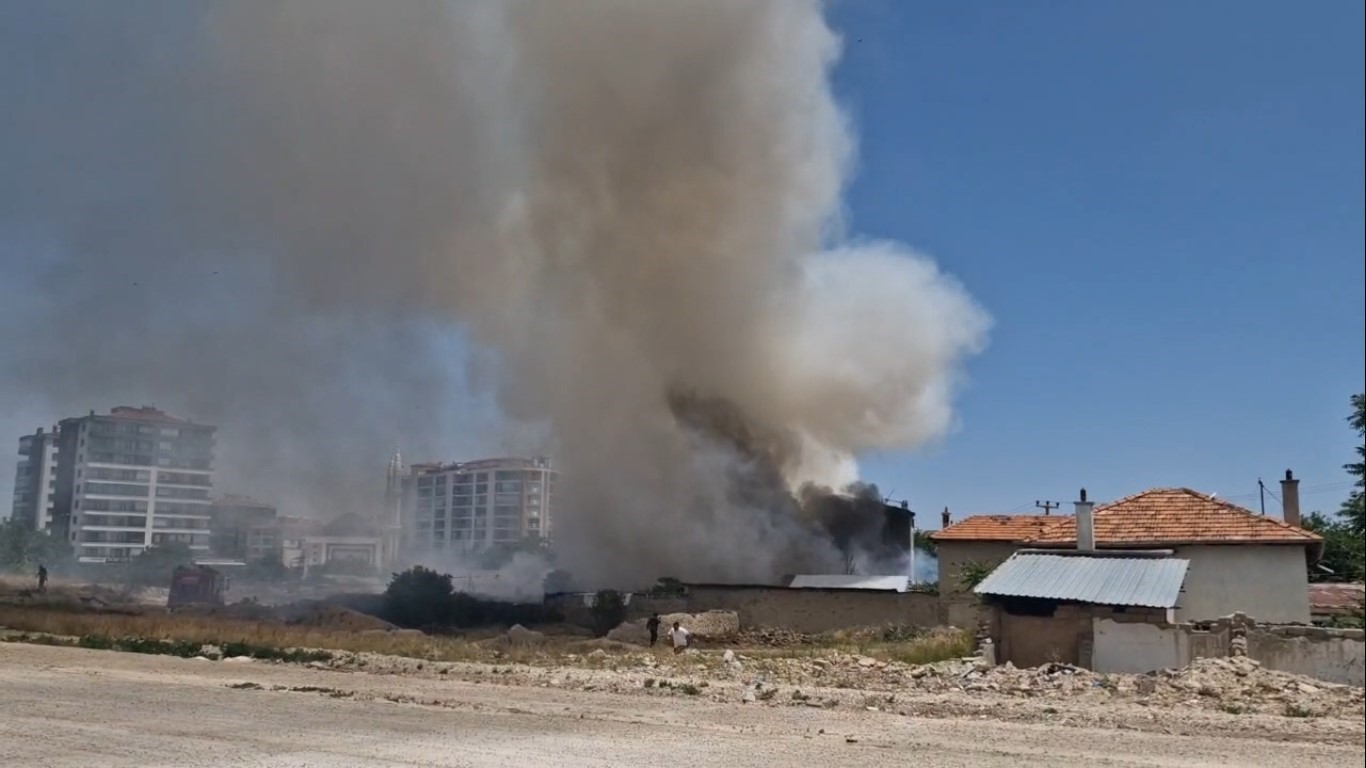 Konya’da metruk binada yangın paniği 