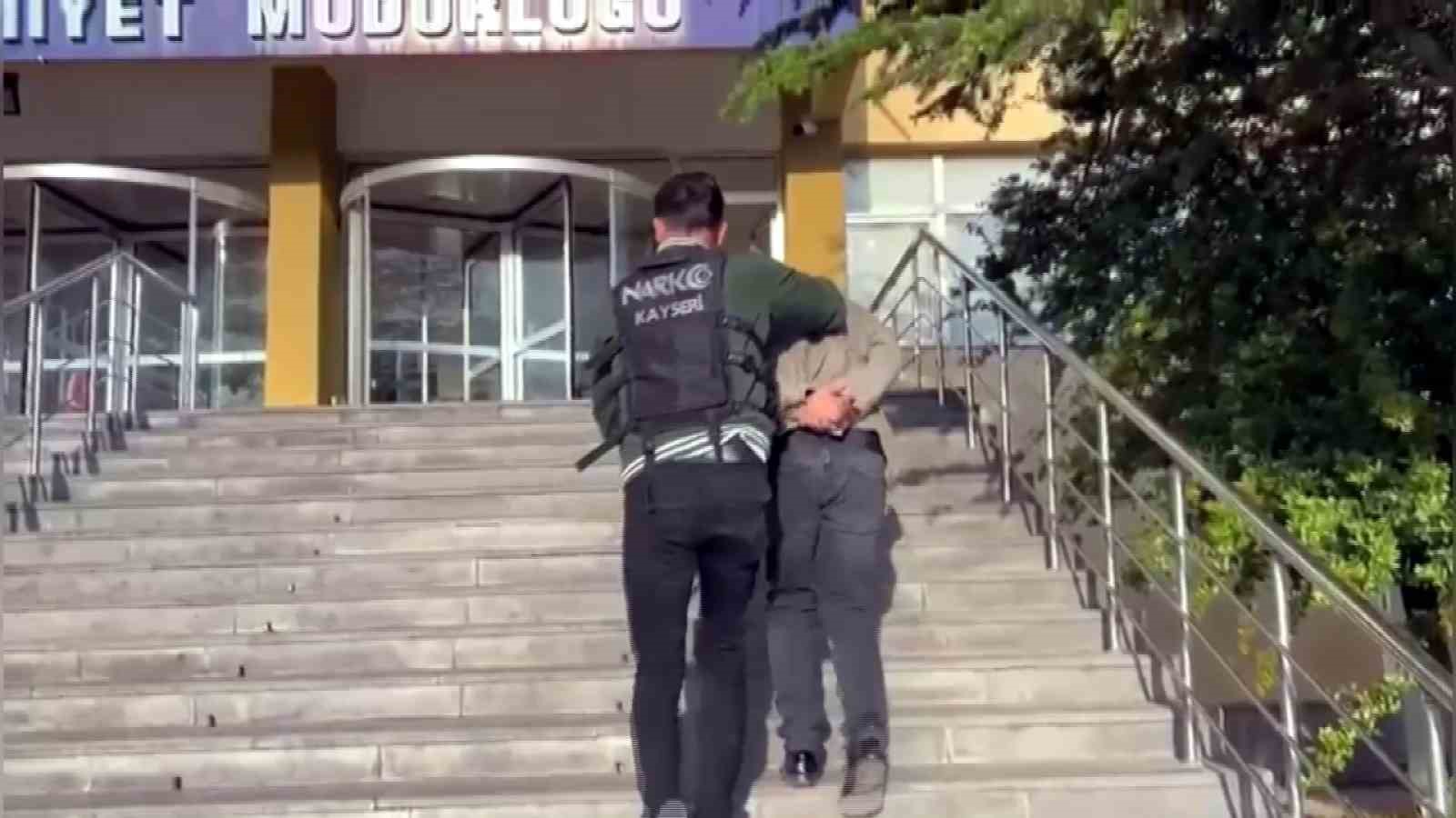 Zehir tacirleri polisten kaçamadı 
