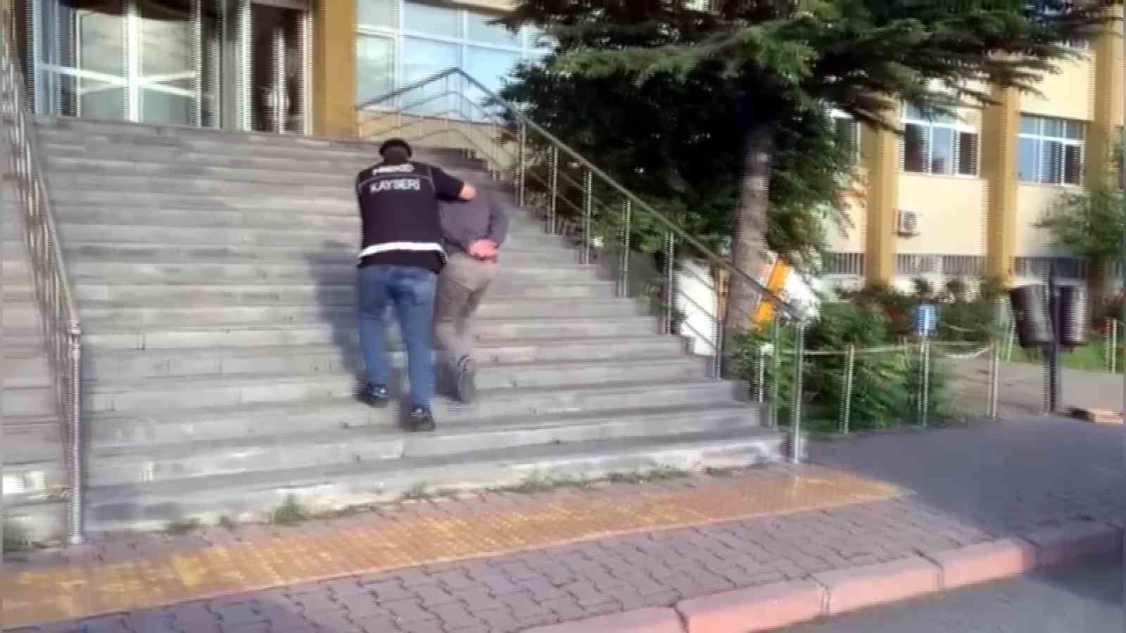 Zehir tacirleri polisten kaçamadı 