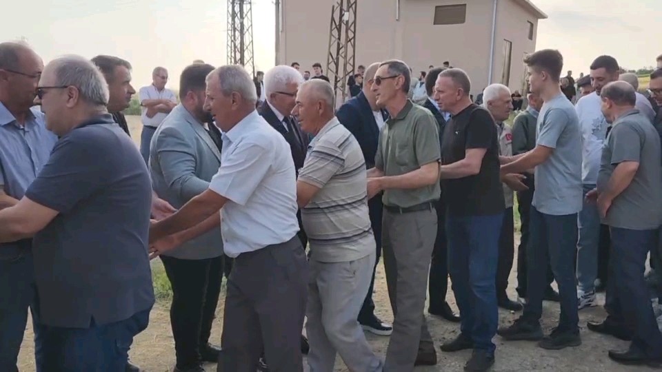 Gelenek yine yerine getirildi, 10 bin kişi aynı anda bayramlaştı 