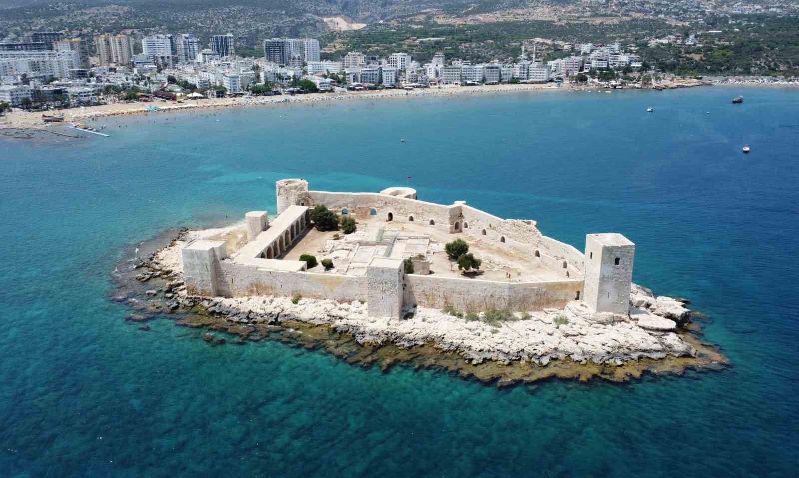Bayram tatiliyle Kızkalesi’nde deniz keyfi 