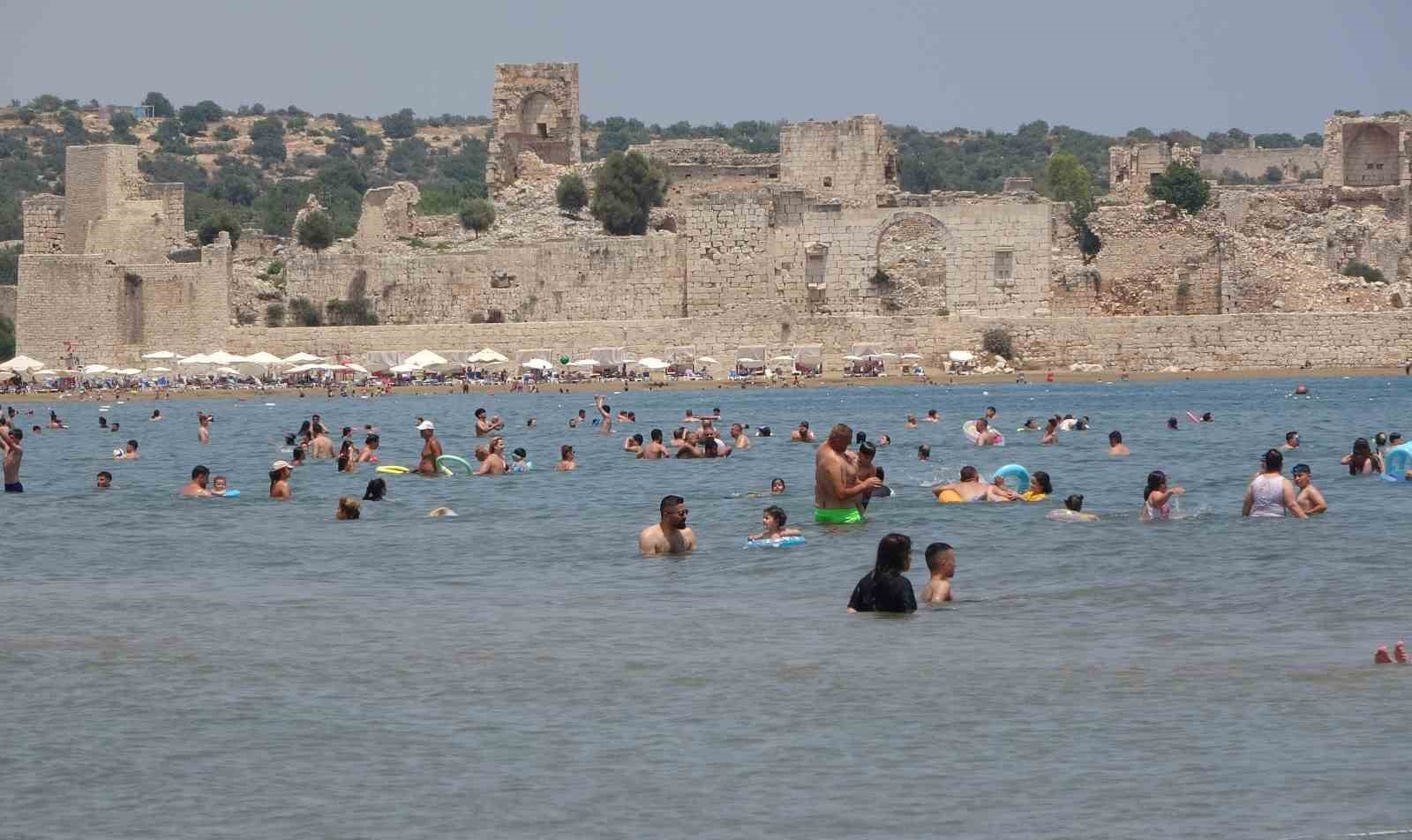 Bayram tatiliyle Kızkalesi’nde deniz keyfi 