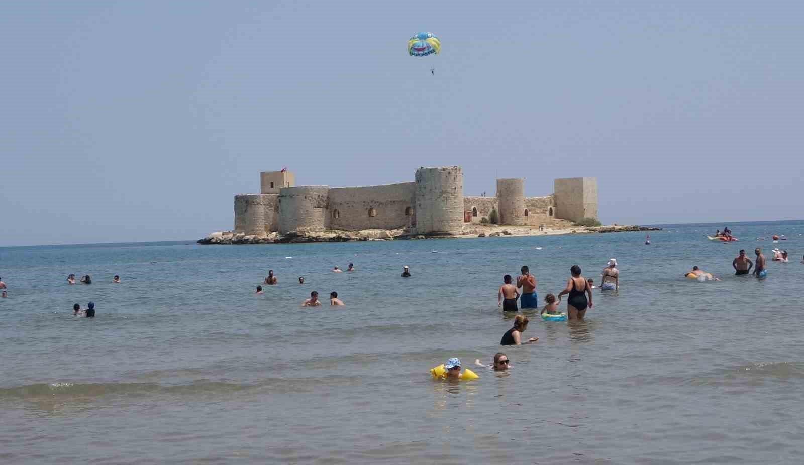 Bayram tatiliyle Kızkalesi’nde deniz keyfi 