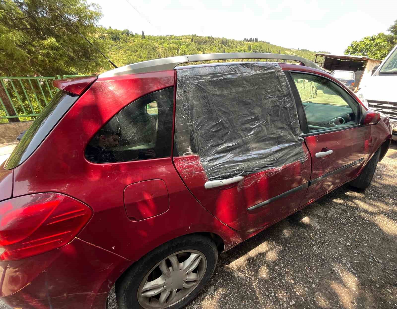 İpini koparan boğa 3 metre yükseklikten otomobilin üzerine düştü 