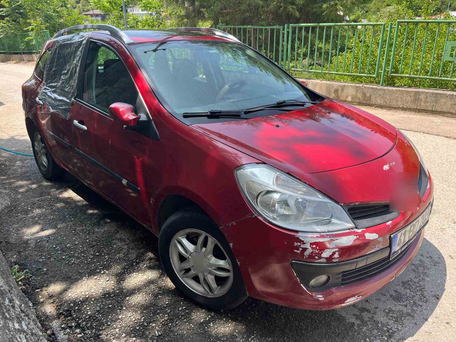İpini koparan boğa 3 metre yükseklikten otomobilin üzerine düştü 