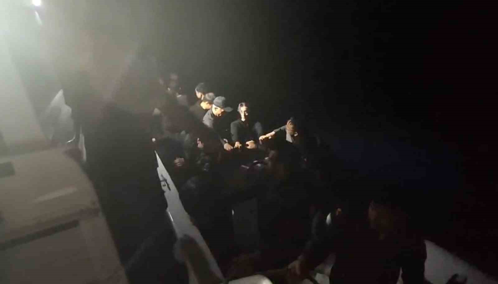İzmir’de 47 göçmen karaya çıkartıldı, 2 göçmen kaçakçısı yakalandı 