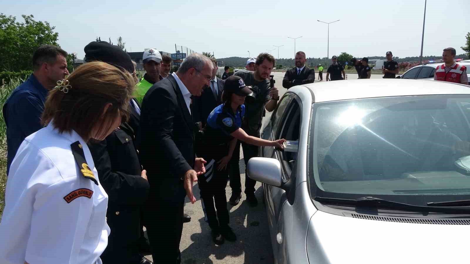 Vali Toraman görev başındaki emniyet personeliyle bayramlaştı 
