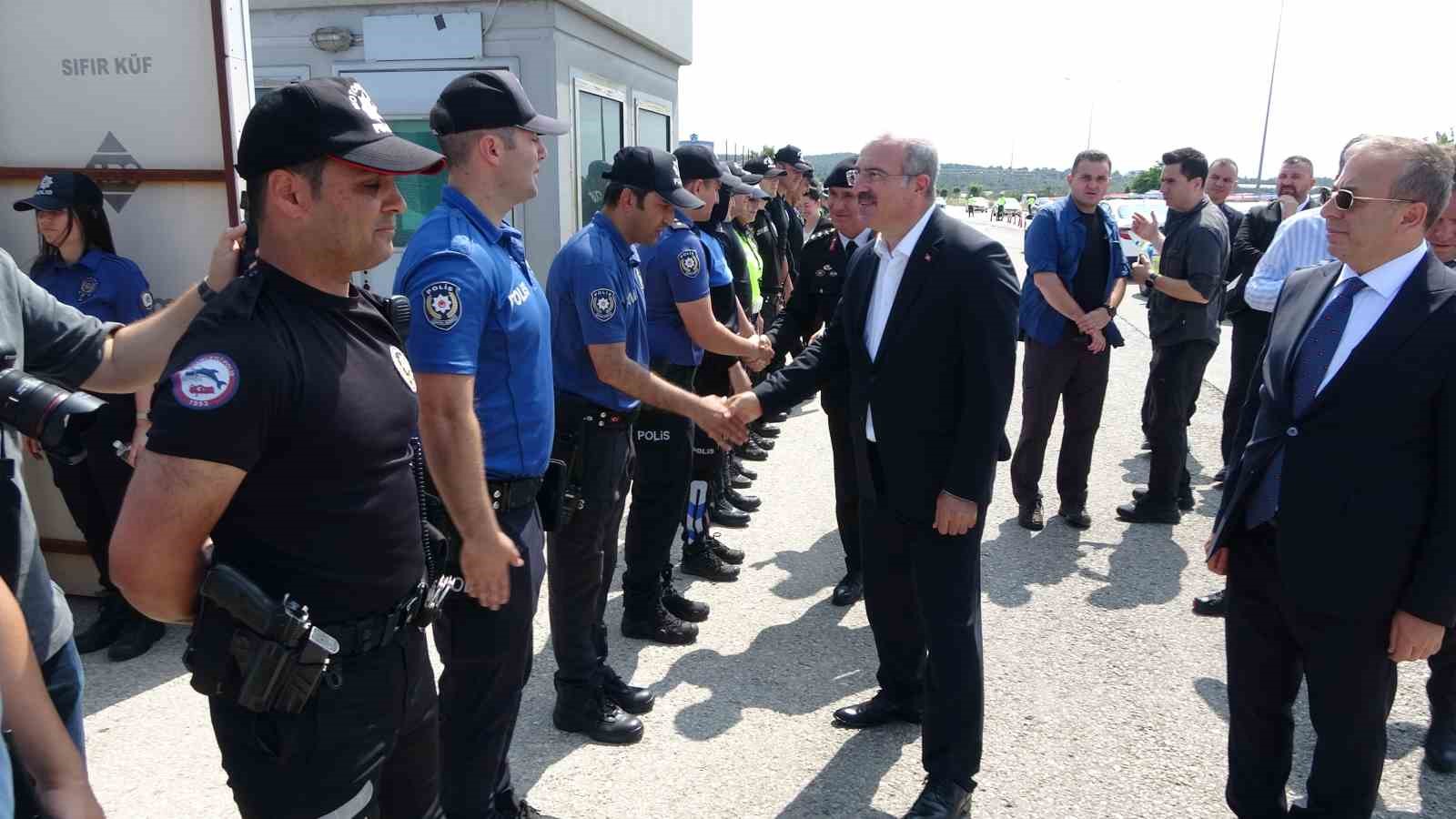 Vali Toraman görev başındaki emniyet personeliyle bayramlaştı 