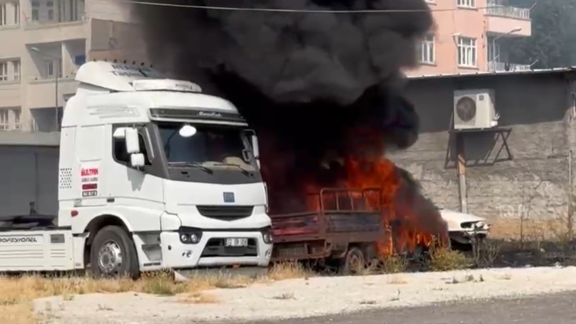 Batman’da terk edilmiş araçlar alev alev yandı, tır son anda kurtarıldı 