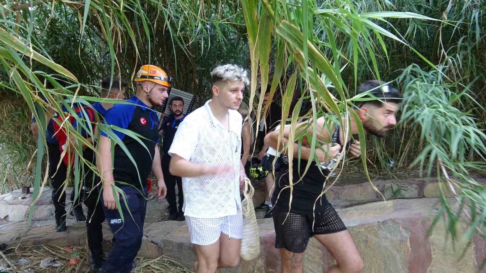 Falezlerden deniz kenarına inip mahsur kalan 3 turist kurtarıldı 