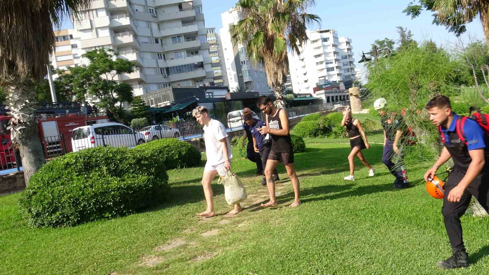 Falezlerden deniz kenarına inip mahsur kalan 3 turist kurtarıldı 