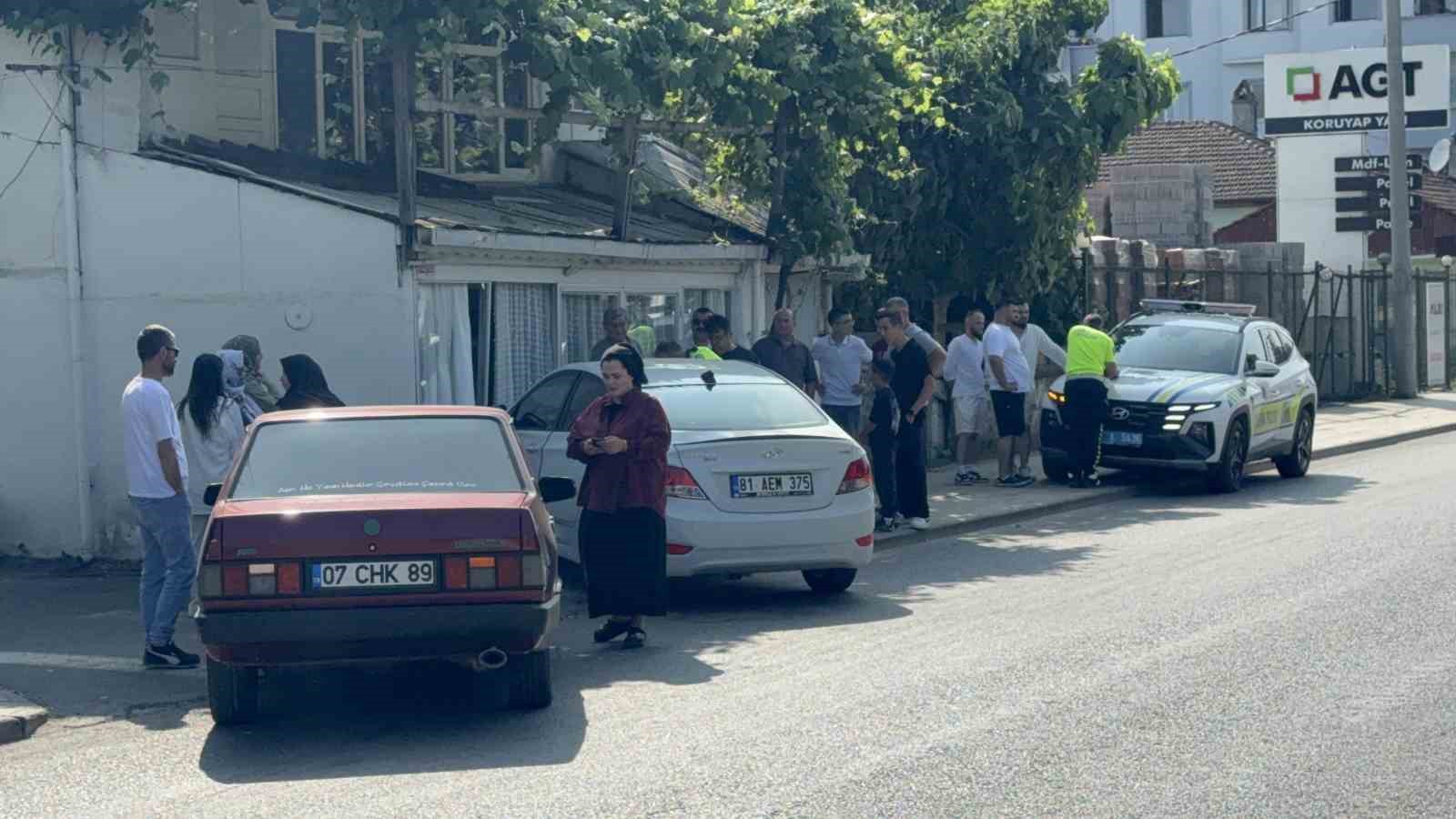 İki otomobil çarpıştı, duramayan araç evin duvarına çarptı 