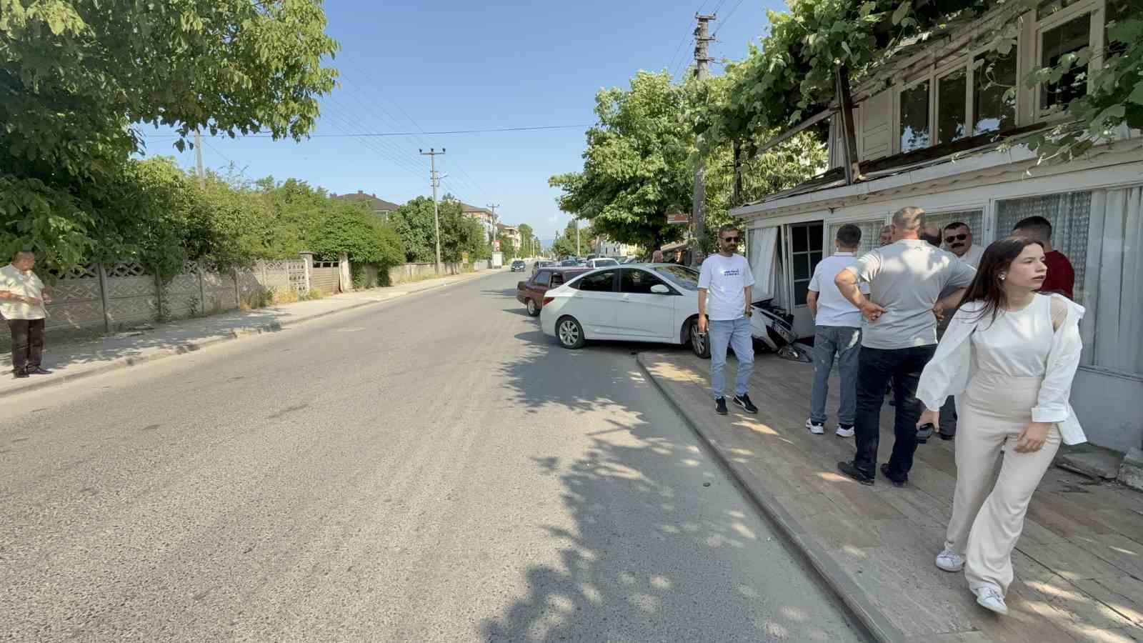 İki otomobil çarpıştı, duramayan araç evin duvarına çarptı 