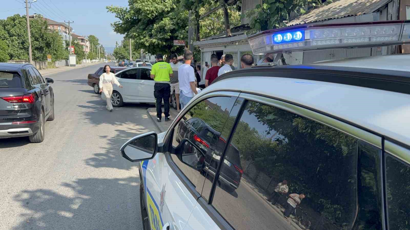 İki otomobil çarpıştı, duramayan araç evin duvarına çarptı 