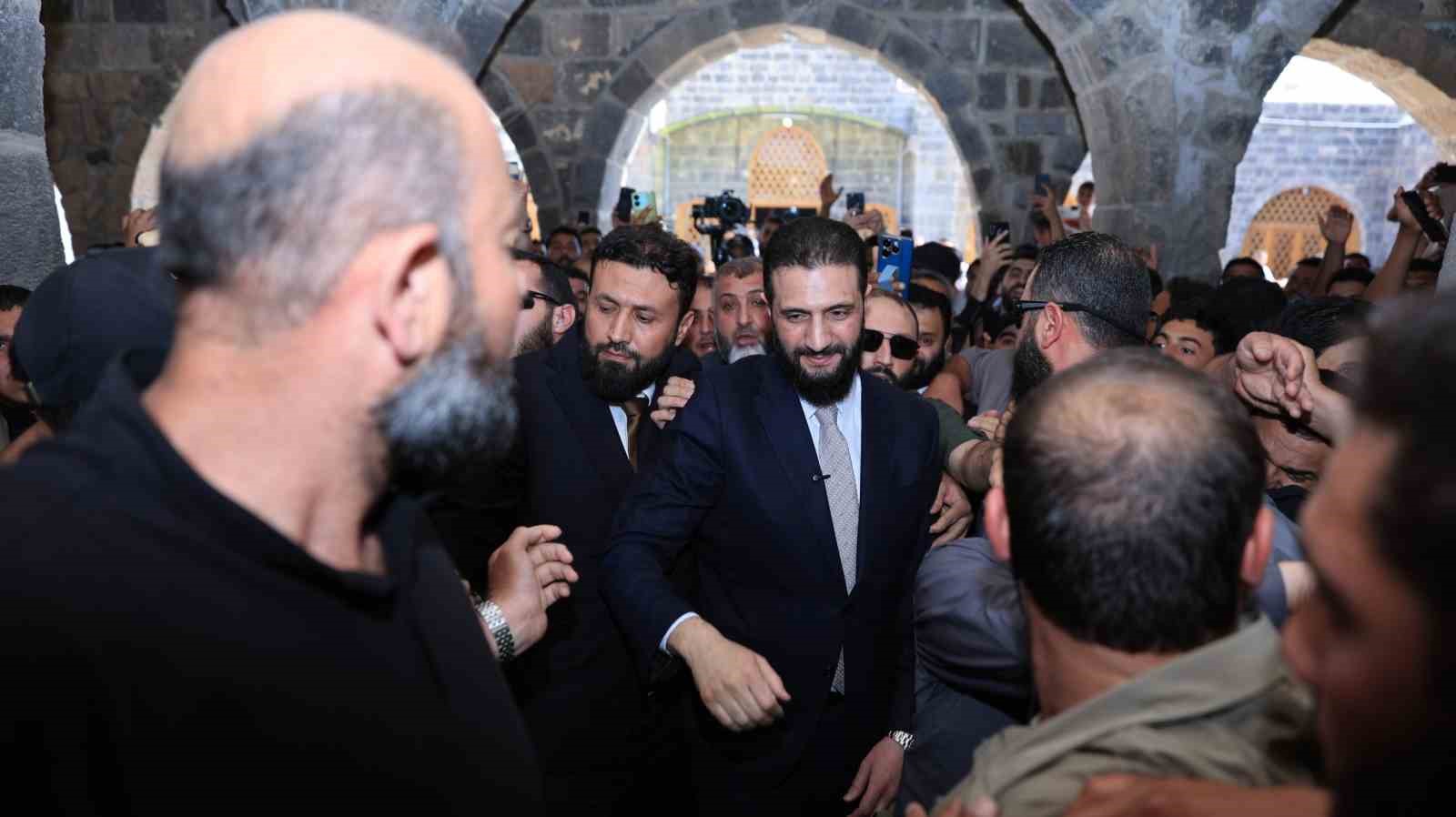 Suriye Devlet Başkanı Şara, ilk kez ziyaret ettiği Dera’da yoğun ilgi gördü 