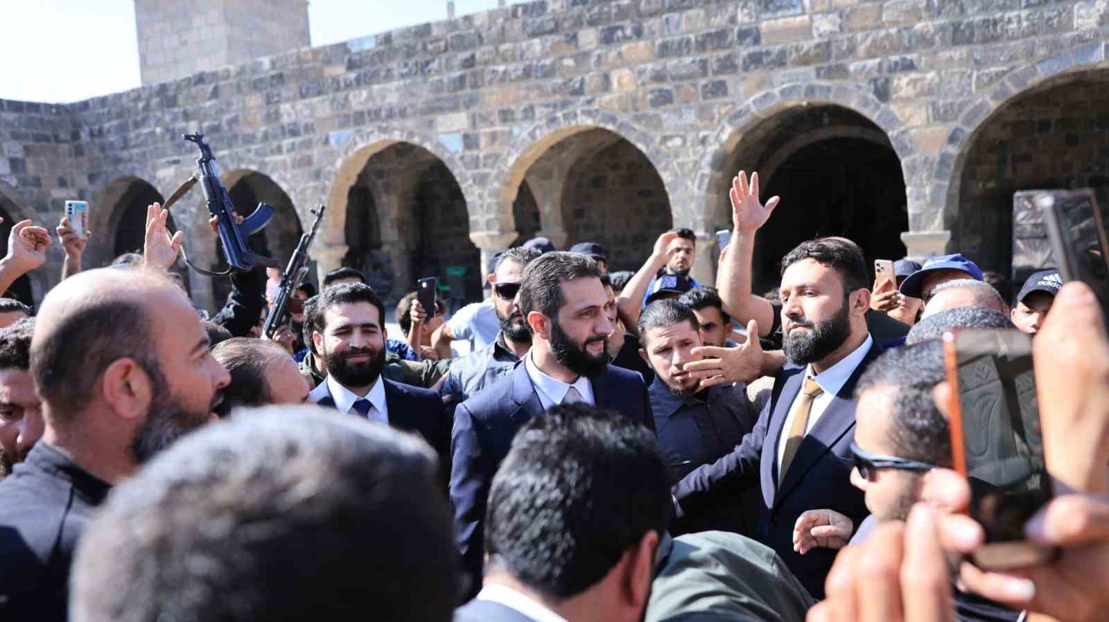Suriye Devlet Başkanı Şara, ilk kez ziyaret ettiği Dera’da yoğun ilgi gördü 