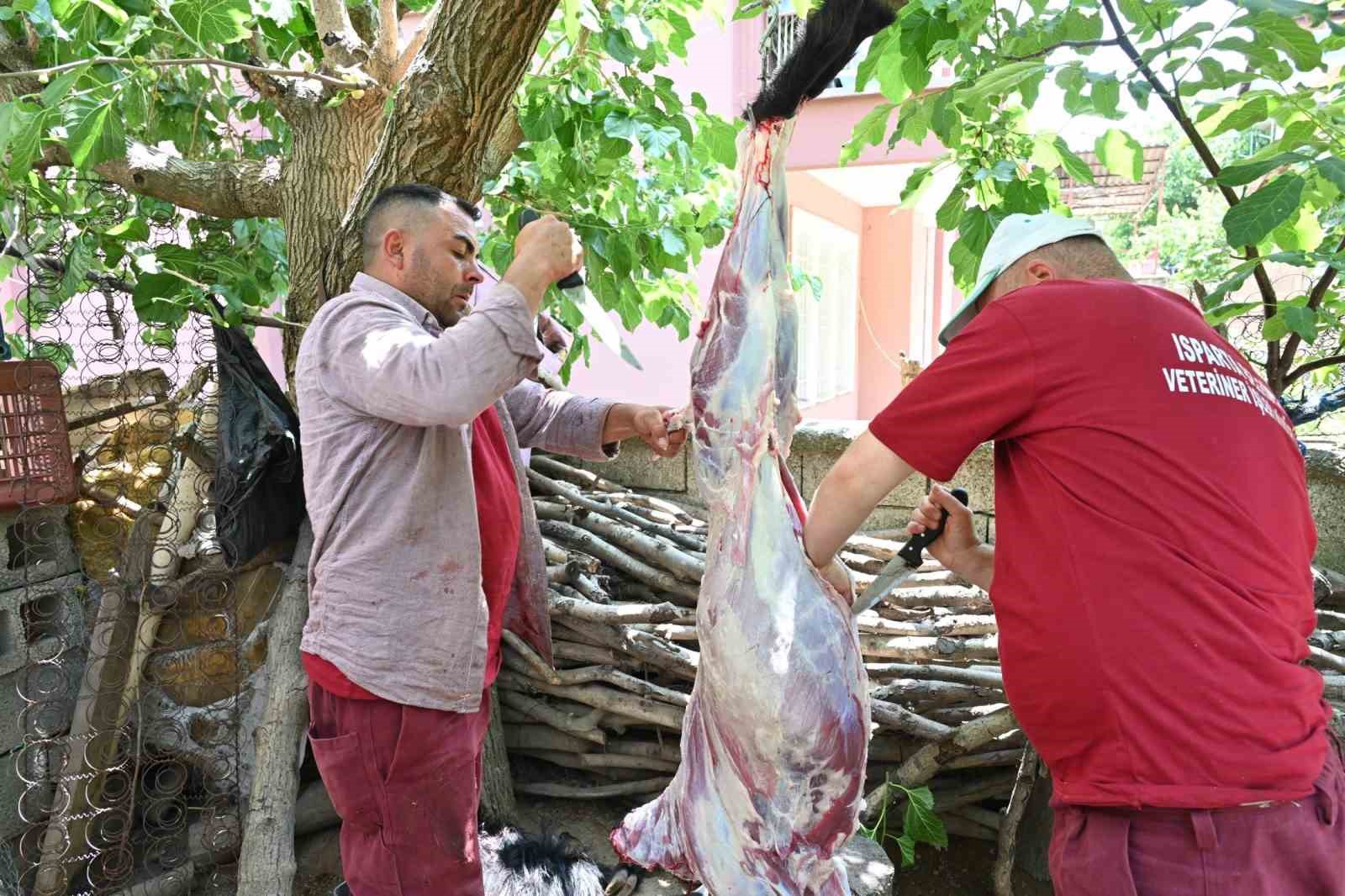 Isparta Belediyesi evlere giderek tek tek kurbanları kesti 