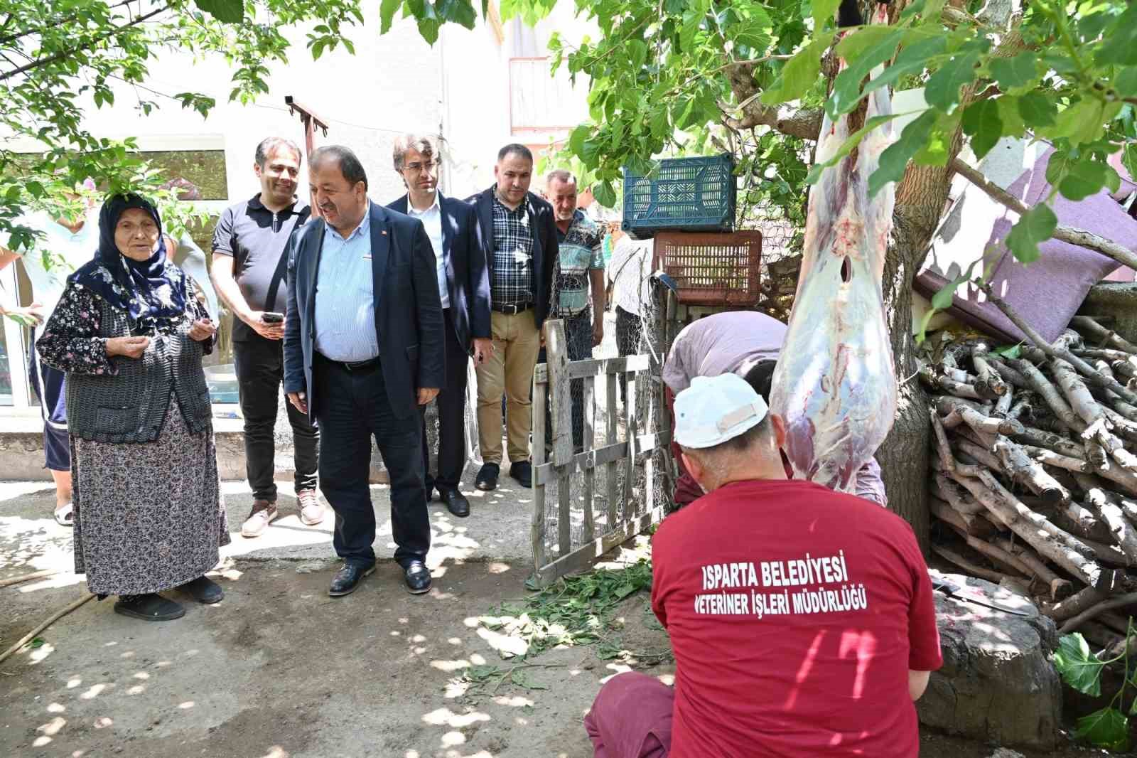 Isparta Belediyesi evlere giderek tek tek kurbanları kesti 
