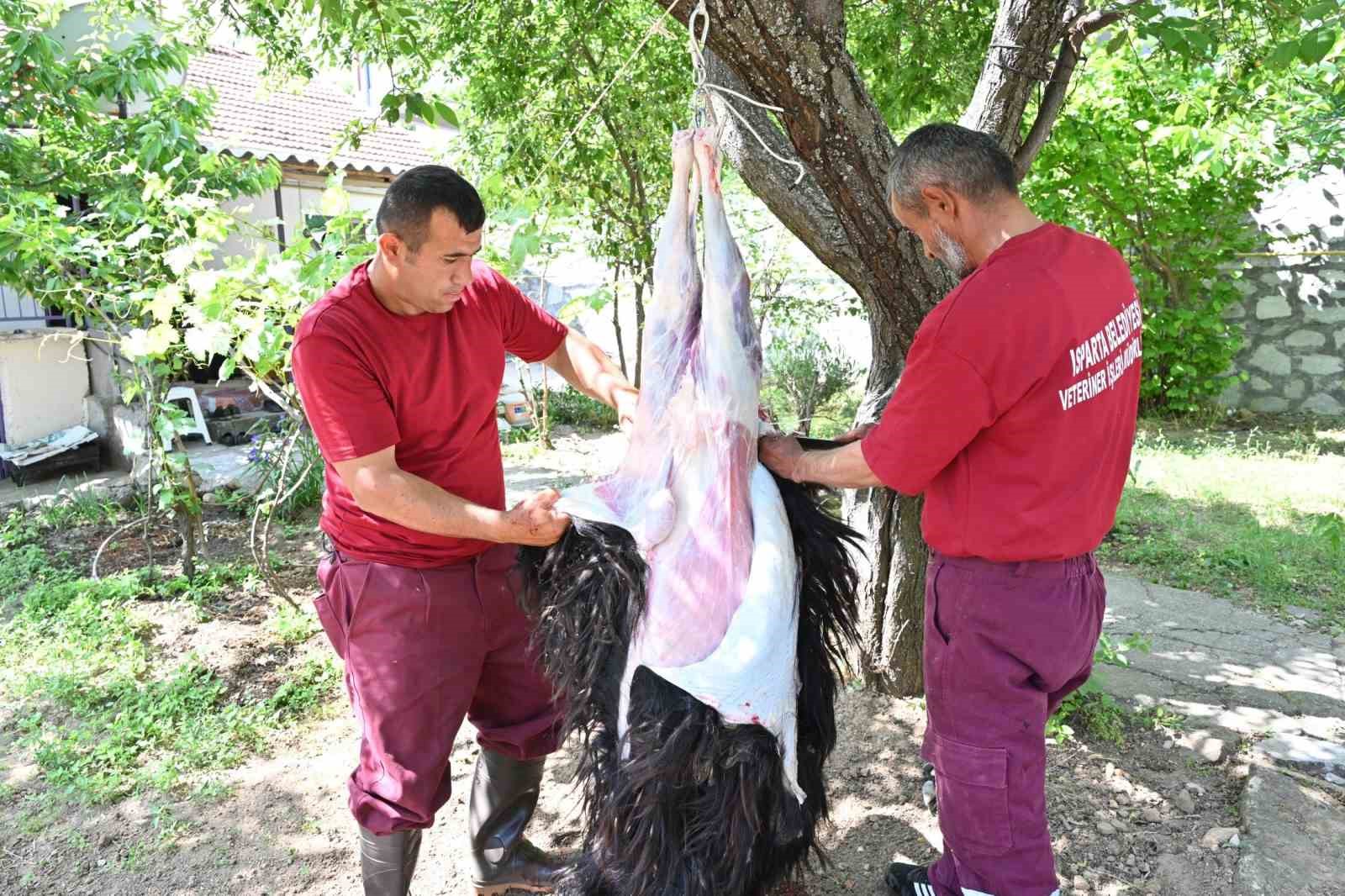 Isparta Belediyesi evlere giderek tek tek kurbanları kesti 
