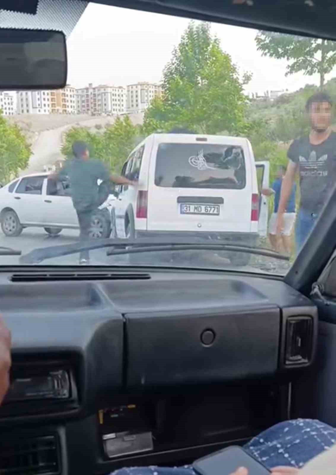 Hayrete düşüren görüntü: Kaza yaptıkları araçtakilere korku dolu anlar yaşattılar 