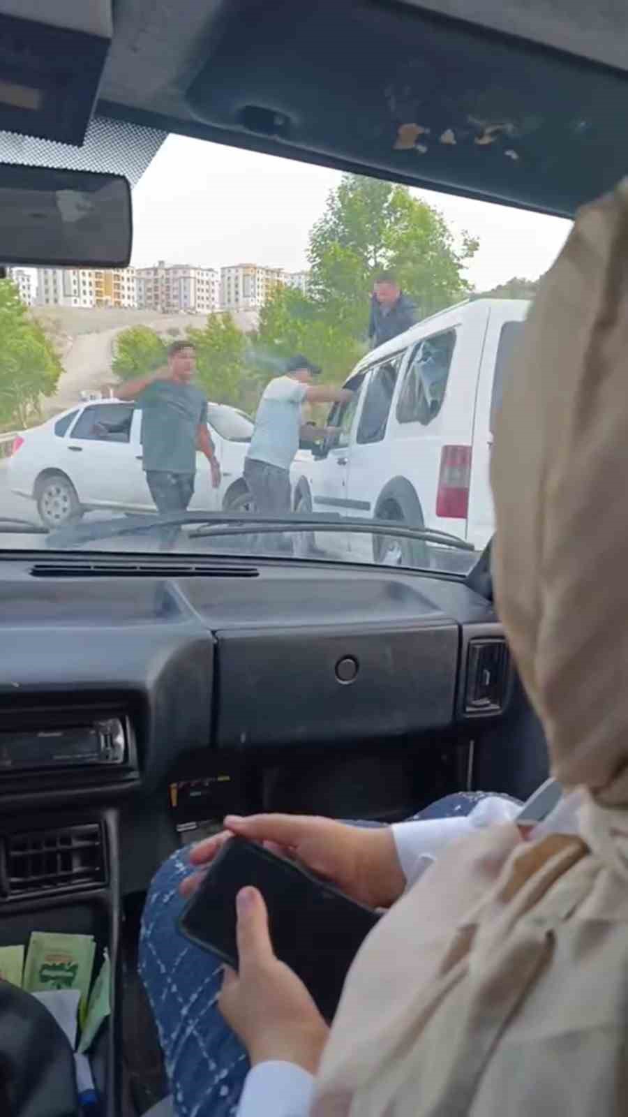 Hayrete düşüren görüntü: Kaza yaptıkları araçtakilere korku dolu anlar yaşattılar 