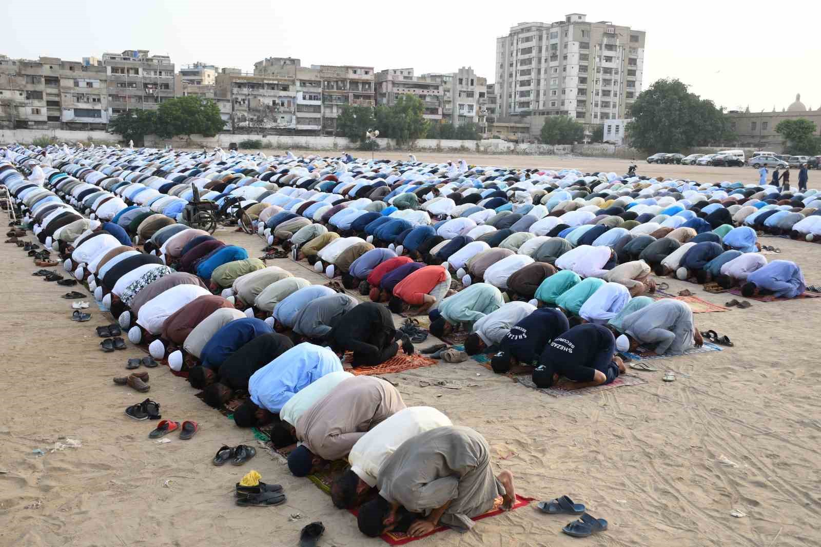 Pakistan’da Müslümanlar bayram namazı kıldı