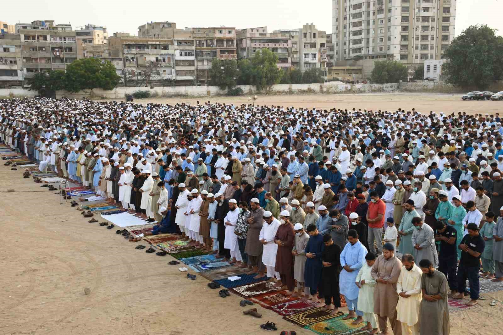 Pakistan’da Müslümanlar bayram namazı kıldı 
