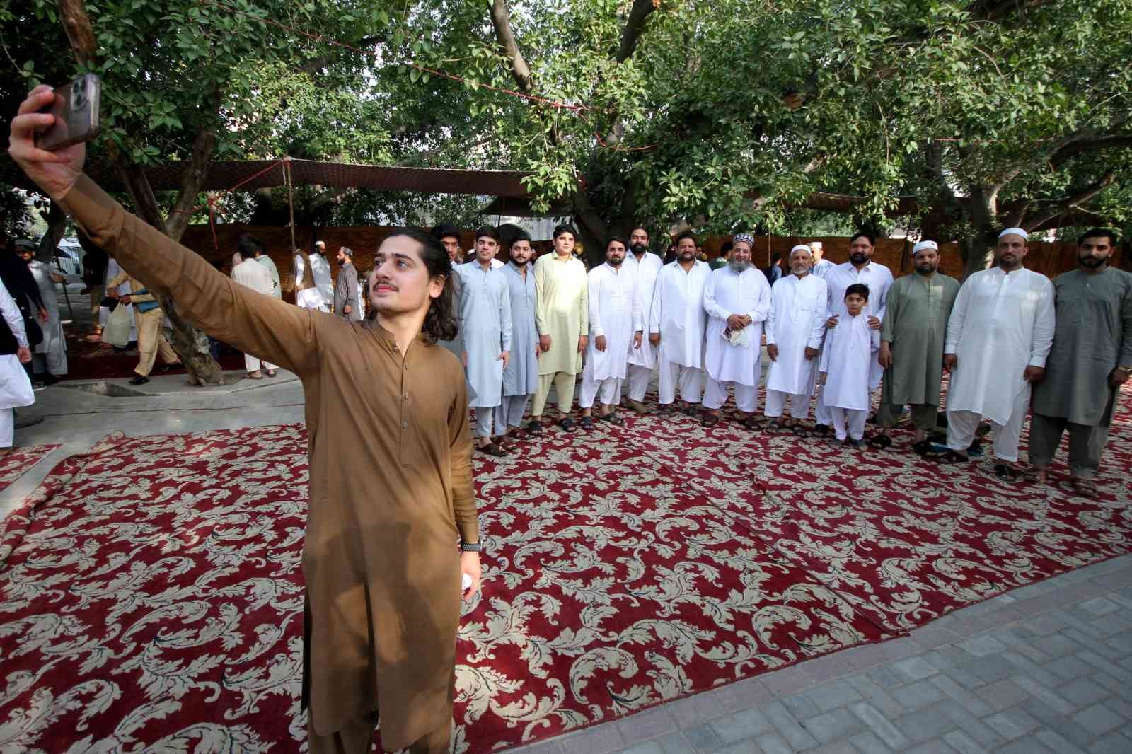 Pakistan’da Müslümanlar bayram namazı kıldı 